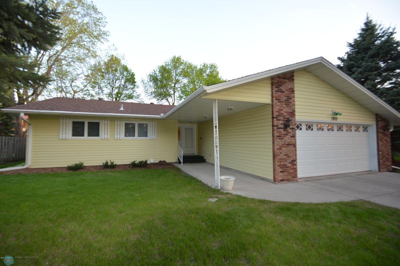 1303 26th Ave S, Moorhead, MN 56560