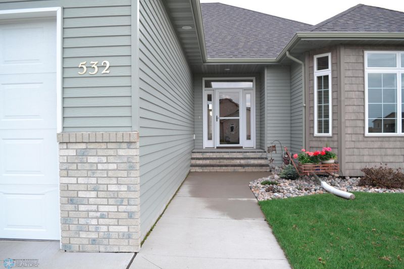 532 Queens Ct, Moorhead, MN 56560