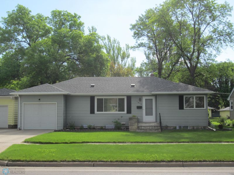 1810 5 St S, Moorhead, MN 56560
