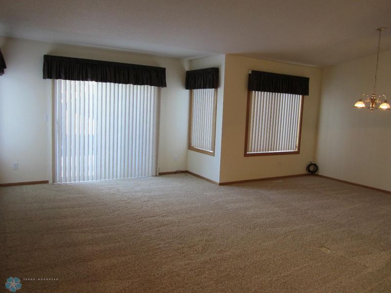 672 Appletree Ln, Moorhead, MN 56560