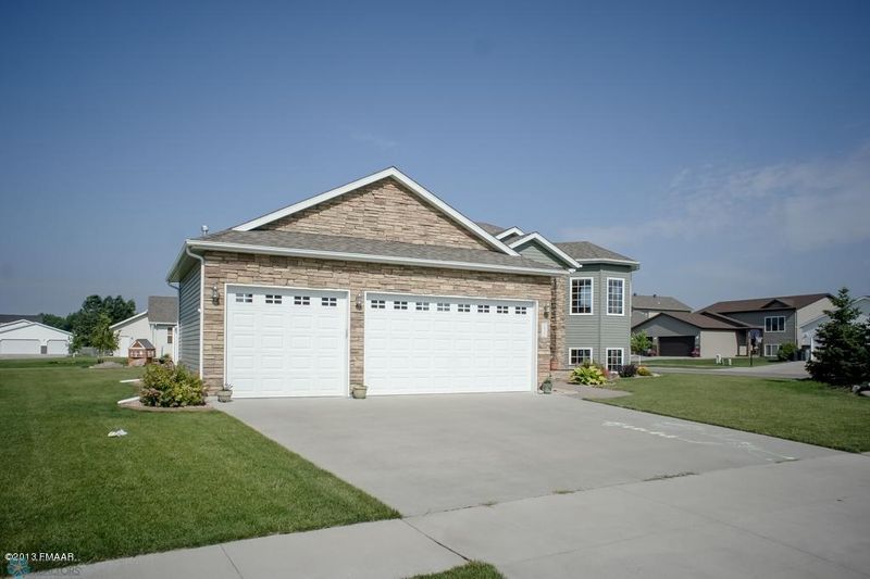 1905 36th St S, Moorhead, MN 56560