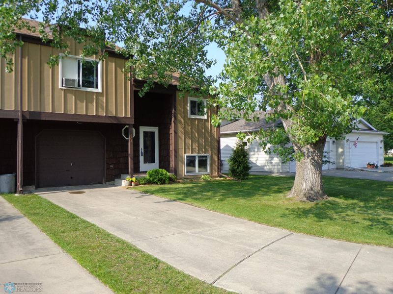 604 38th Ave S, Moorhead, MN 56560