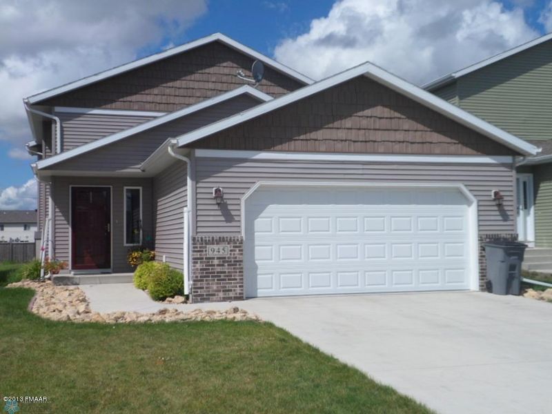 945 35th St S, Moorhead, MN 56560