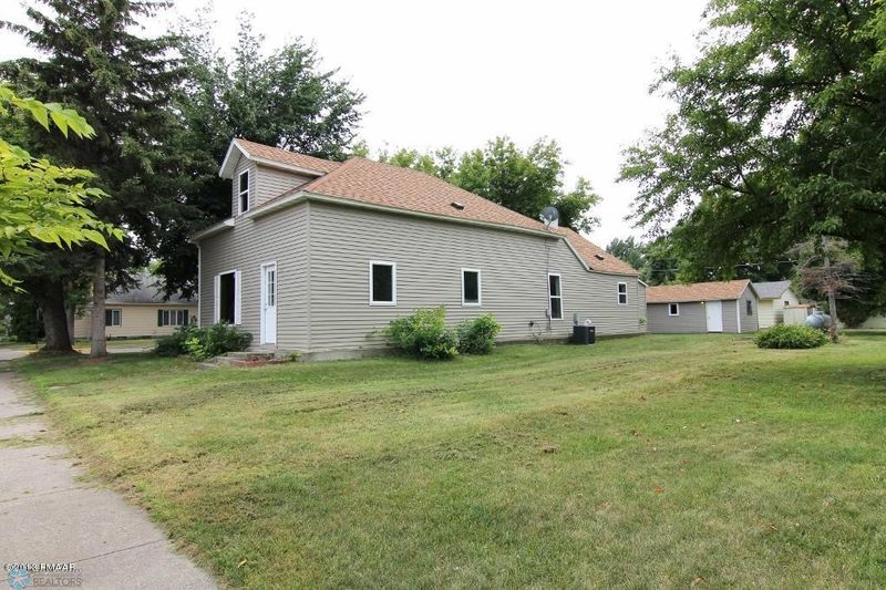 321 3rd St SE, Barnesville, MN 56514