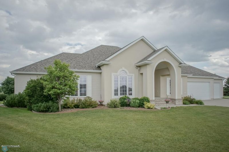 3517 Westmoor Cir, Moorhead, MN 56560