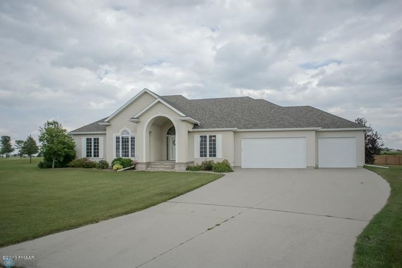 3517 Westmoor Cir, Moorhead, MN 56560