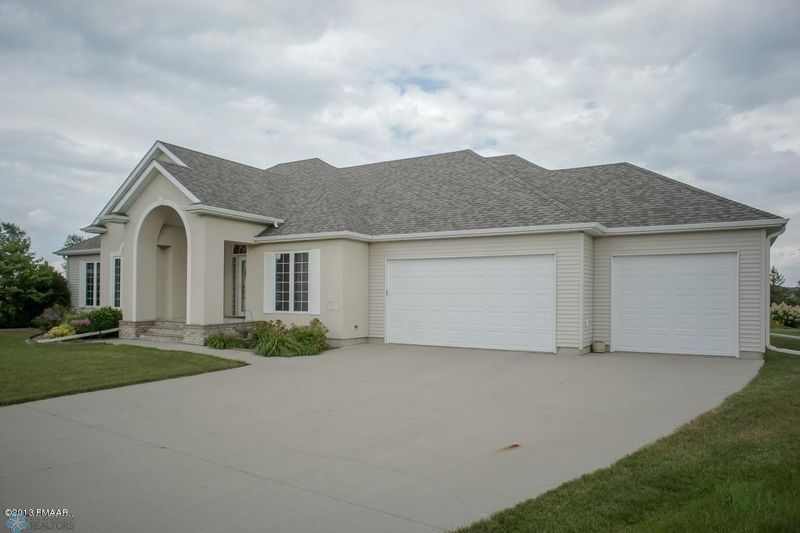 3517 Westmoor Cir, Moorhead, MN 56560