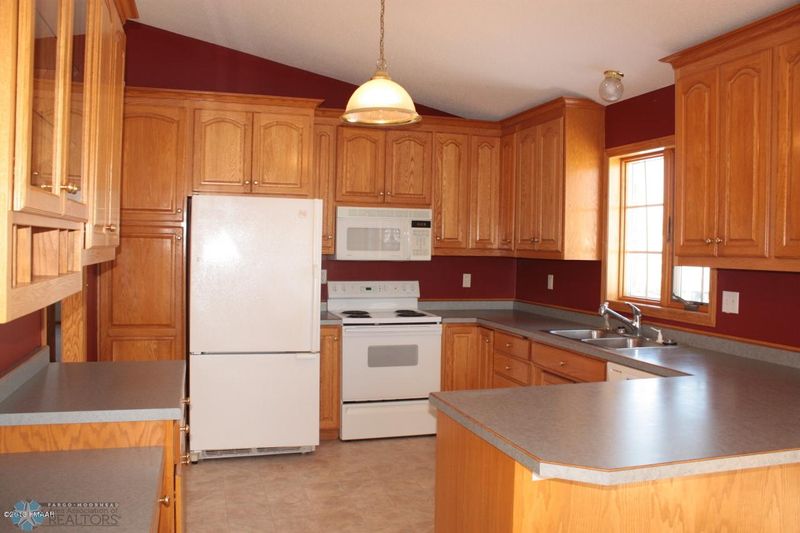 206 6th St NE, Barnesville, MN 56514