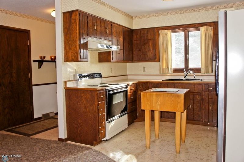 2710 17th St S, Moorhead, MN 56560