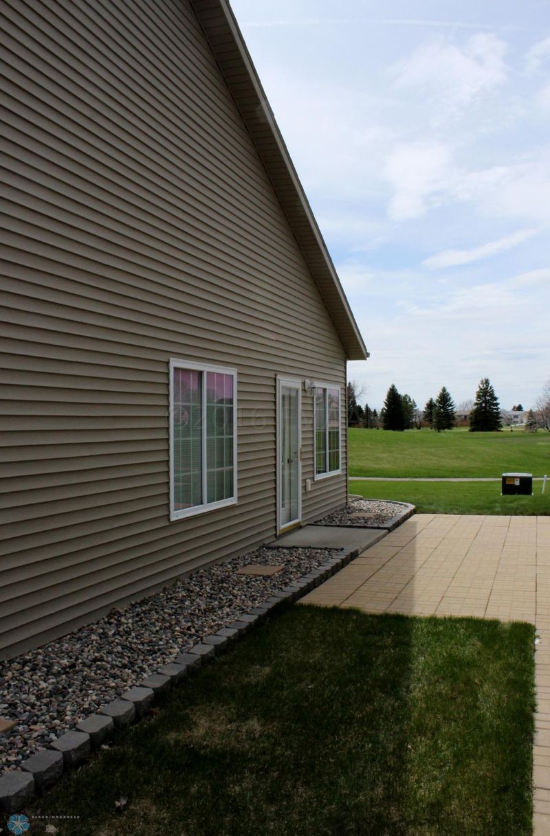 2901 35th St S, Moorhead, MN 56560