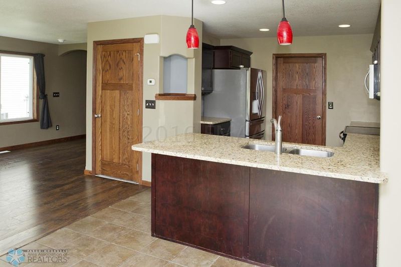 1265 39 Ave S, Moorhead, MN 56560