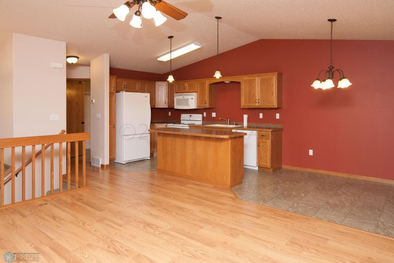 3525 10th St S, Moorhead, MN 56560