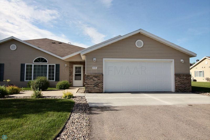 412 30th St N, Moorhead, MN 56560