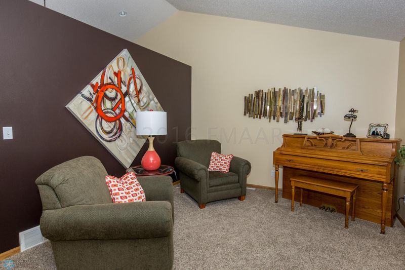 820 30th St S, Moorhead, MN 56560