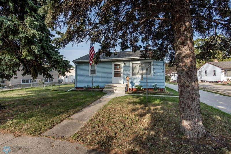 915 17th St N, Moorhead, MN 56560
