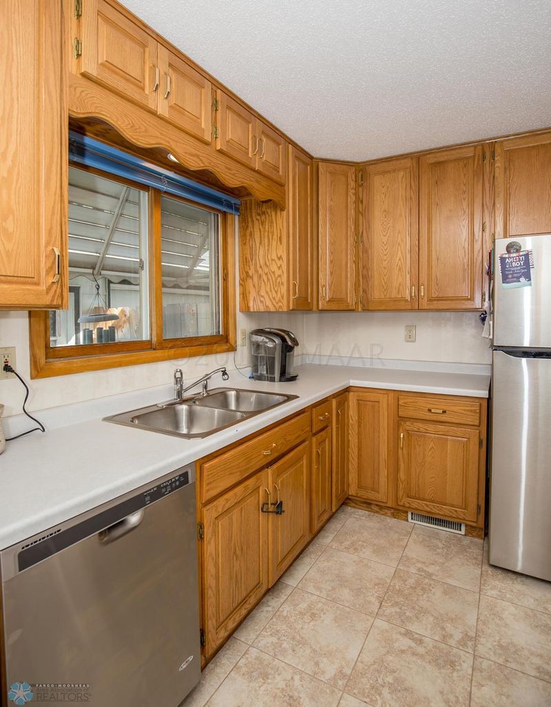 2111 8th St S, Moorhead, MN 56560