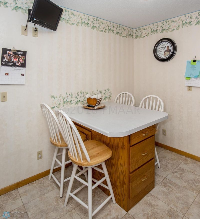 2111 8th St S, Moorhead, MN 56560