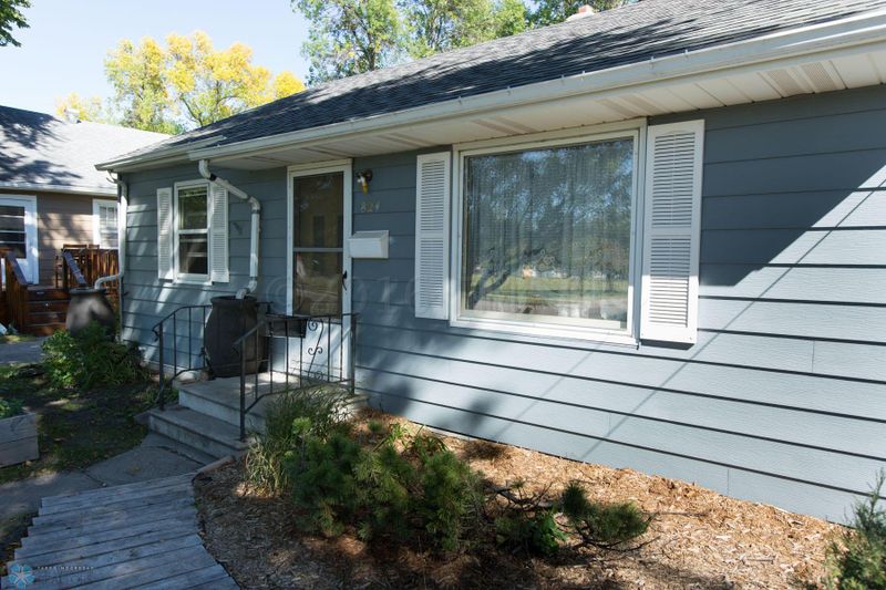 824 14th St N, Moorhead, MN 56560