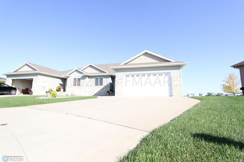 750 36th St S, Moorhead, MN 56560
