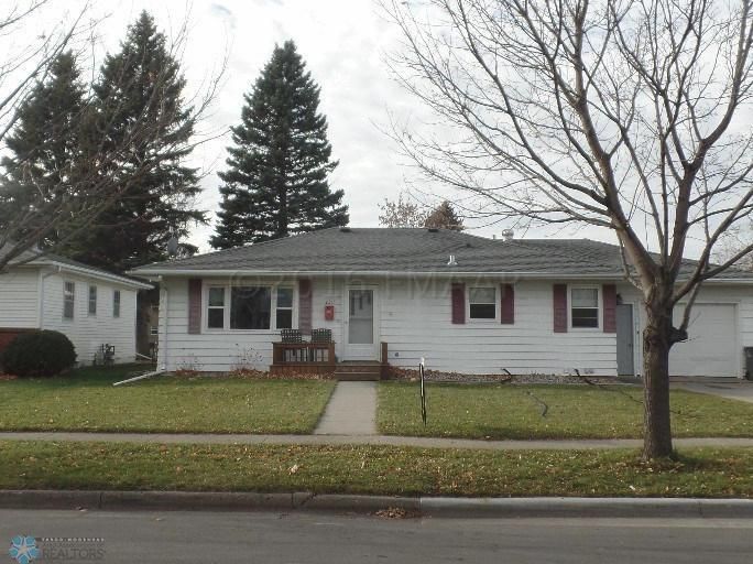 2211 7th St S, Moorhead, MN 56560