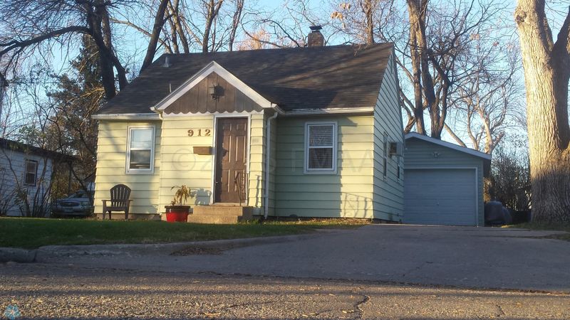 912 6th Ave N, Moorhead, MN 56560
