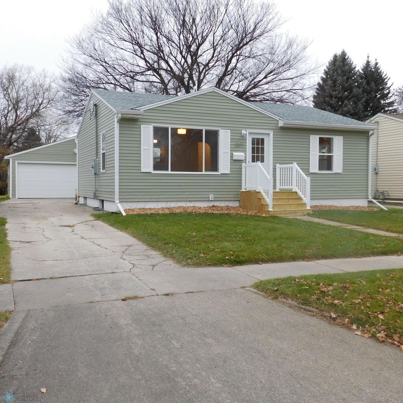 1207 12th St N, Moorhead, MN 56560