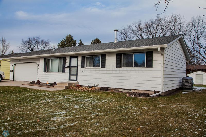 626 Appletree Ln, Moorhead, MN 56560