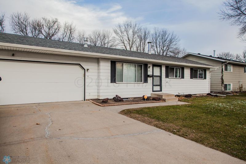 626 Appletree Ln, Moorhead, MN 56560