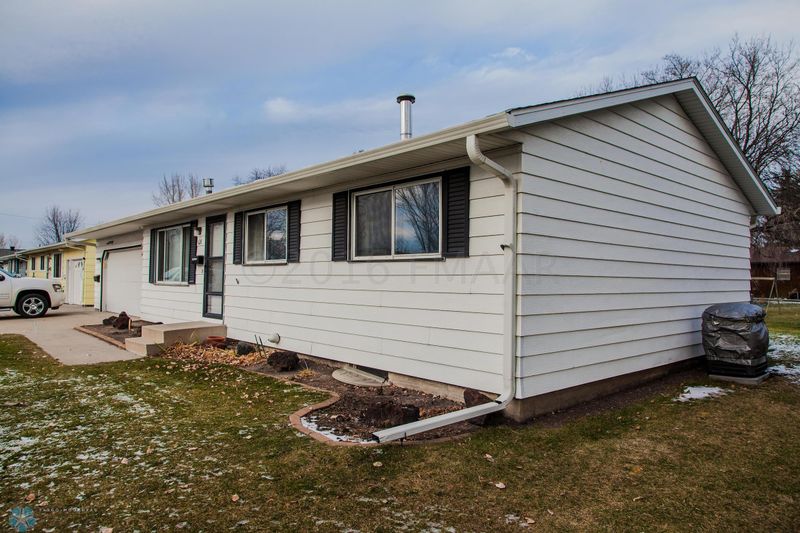 626 Appletree Ln, Moorhead, MN 56560