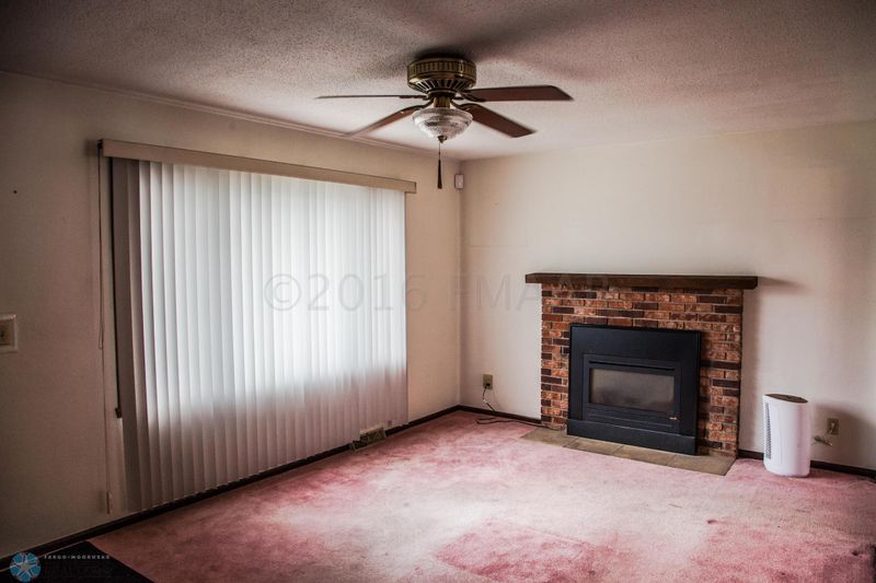 626 Appletree Ln, Moorhead, MN 56560