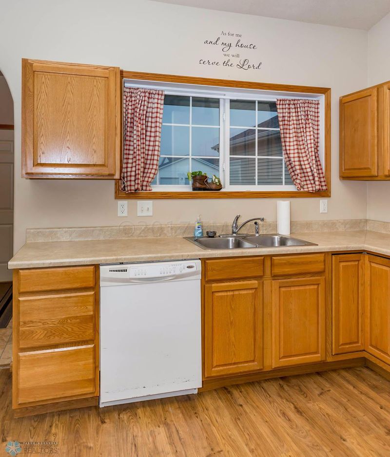 831 35th St S, Moorhead, MN 56560