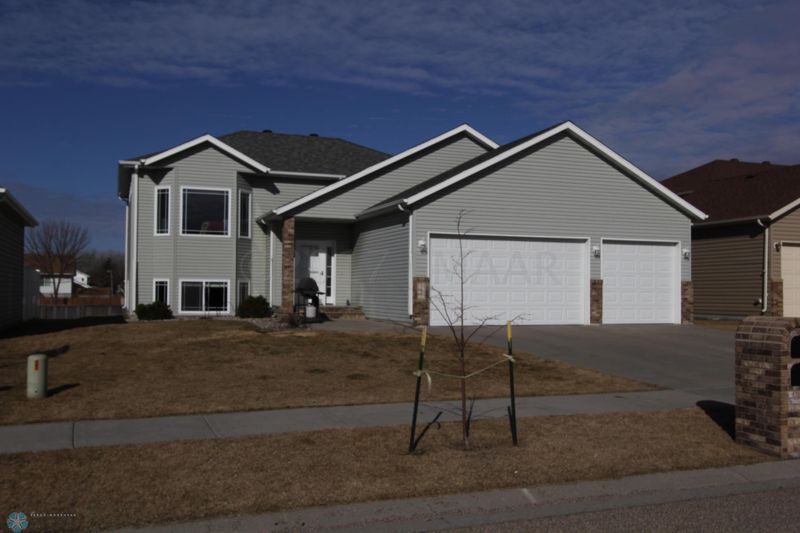 1607 35 St Cir S, Moorhead, MN 56560