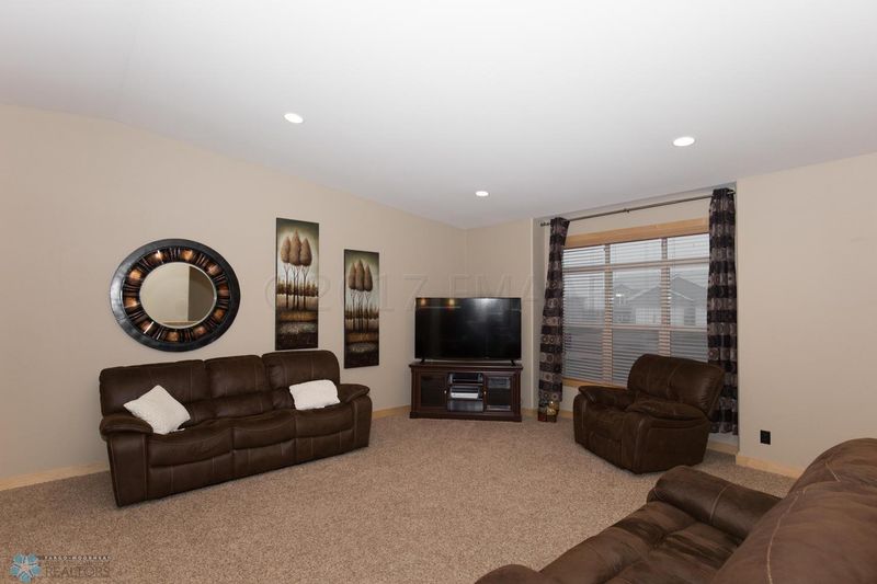 625 Westminster Dr, Moorhead, MN 56560