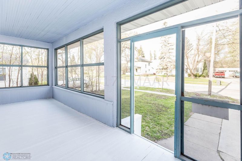 422 11th St S, Moorhead, MN 56560