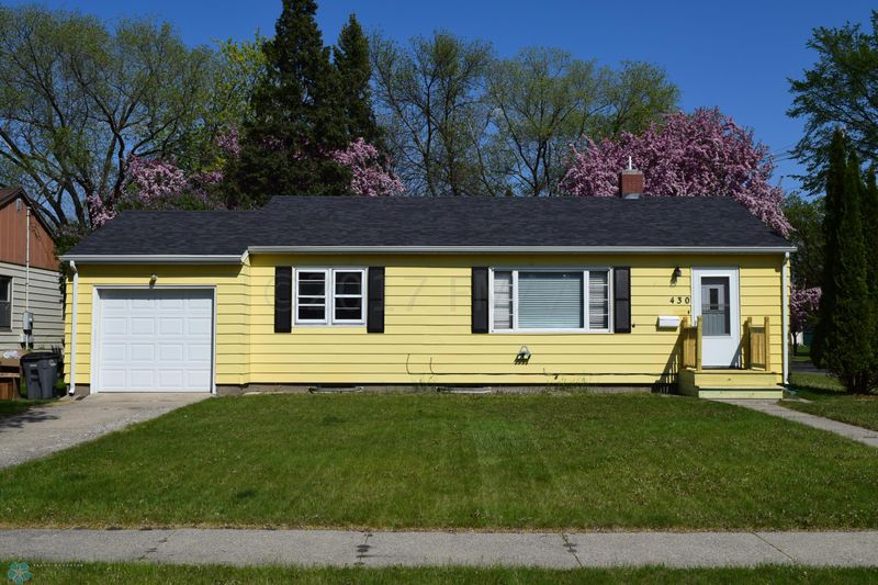 430 15th St S, Moorhead, MN 56560