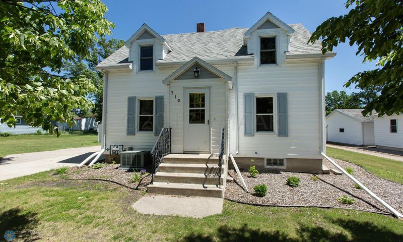 710 7 St, Hawley, MN 56549