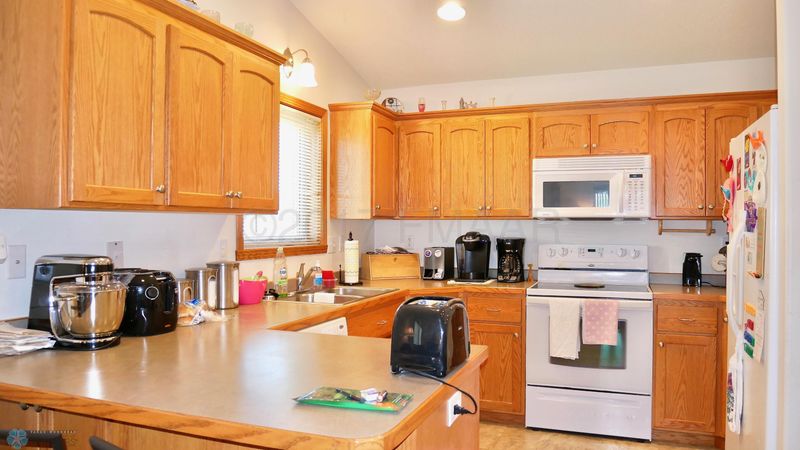 819 35th St S, Moorhead, MN 56560