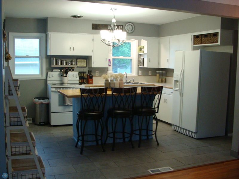 915 6th Ave N, Moorhead, MN 56560