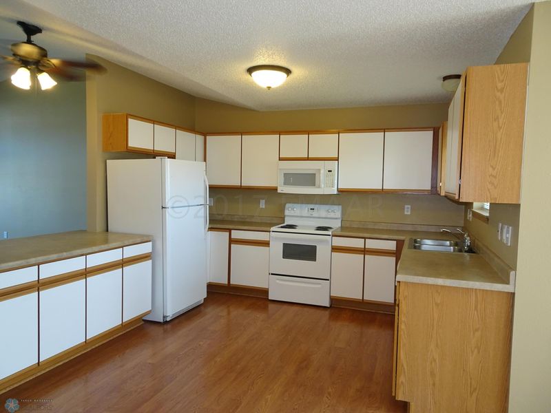 336 30th St N, Moorhead, MN 56560