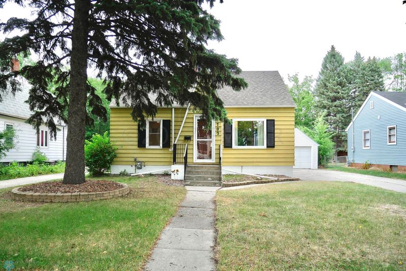 702 11th St N, Moorhead, MN 56560