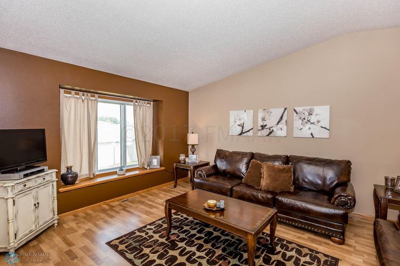 910 35 Ave S, Moorhead, MN 56560