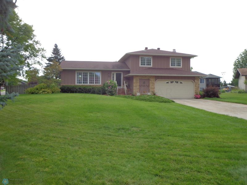 425 37th Ave S, Moorhead, MN 56560