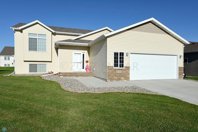 3225 27th St S, Moorhead, MN 56560