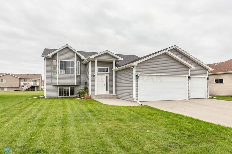 4233 17th St S, Moorhead, MN 56560