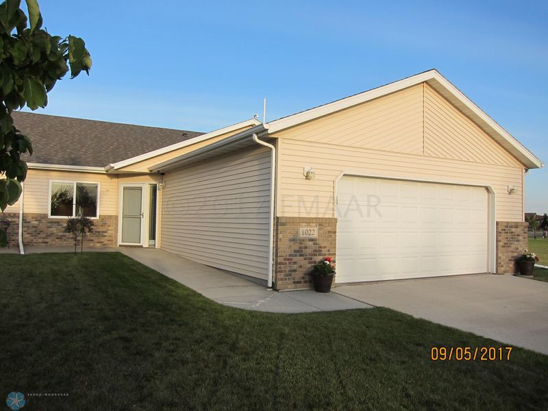 1022 33rd St S, Moorhead, MN 56560