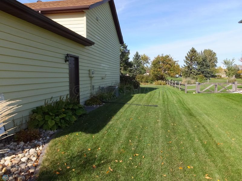 2833 29th St S, Moorhead, MN 56560
