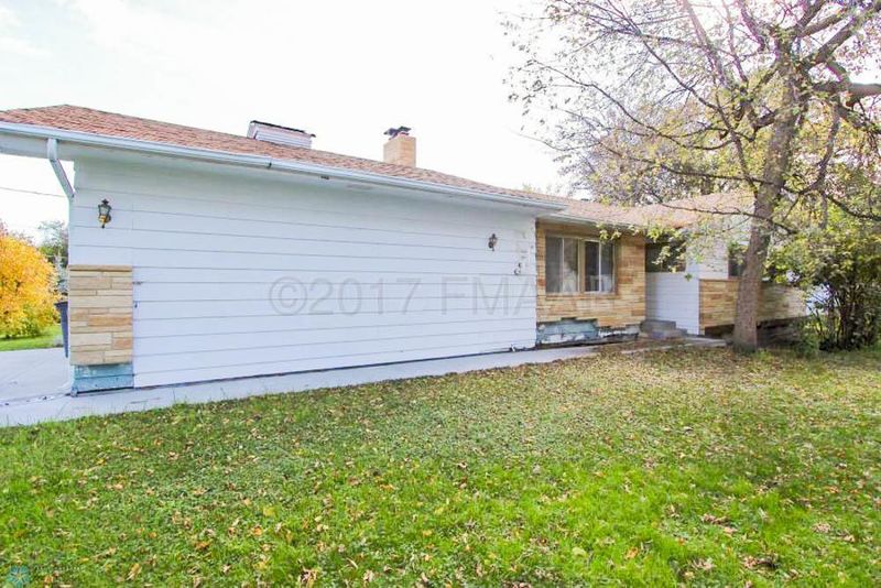 211 6th Ave S, Moorhead, MN 56560