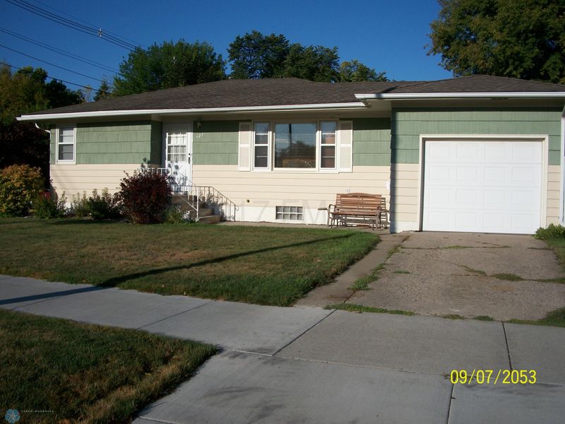 427 8th St S, Moorhead, MN 56560