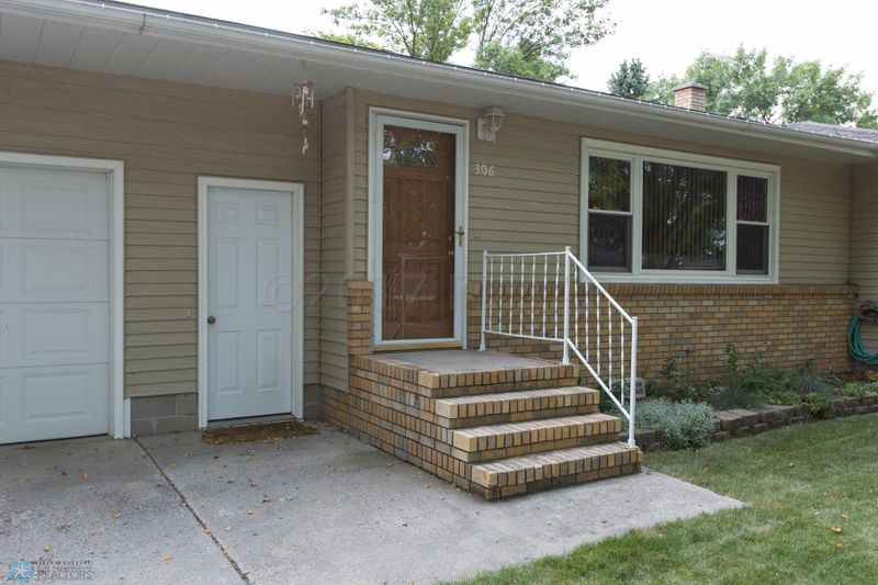 306 9 St SE, Barnesville, MN 56514