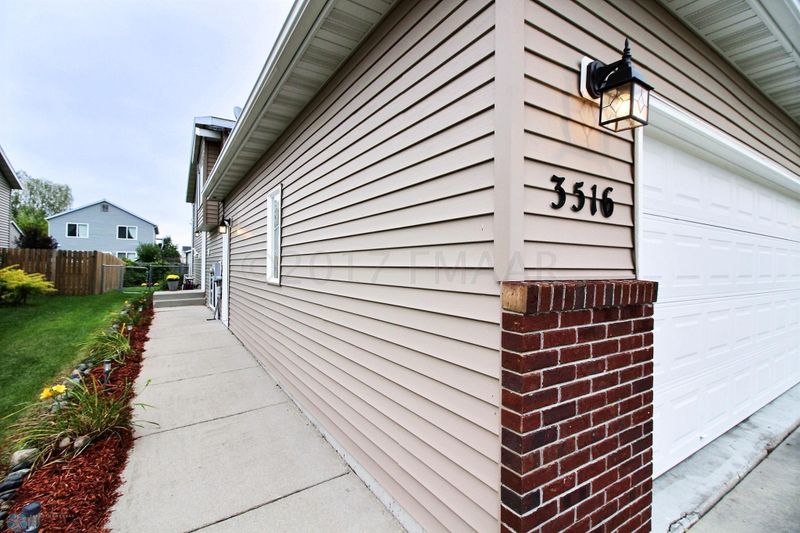 3516 11th St S, Moorhead, MN 56560